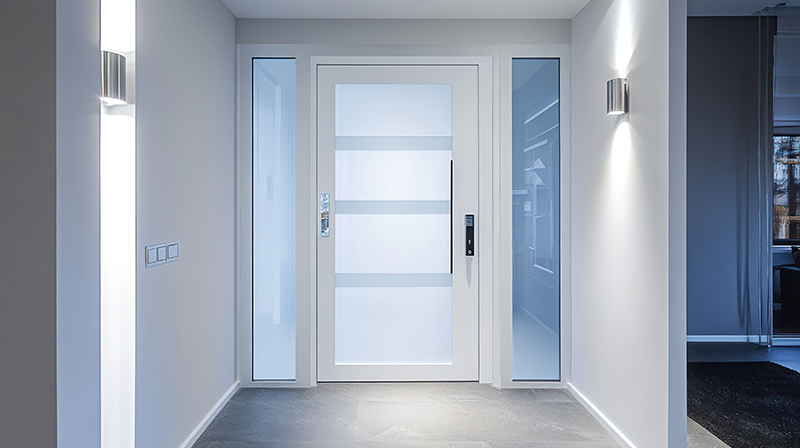 Насколько безопасна дверь с большим остеклением в частном доме