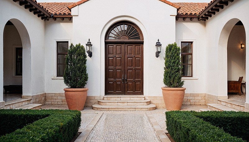 Чем входная группа отличается от двери с фрамугой